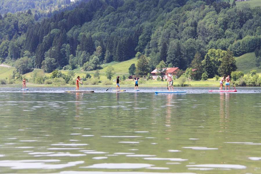 Spaß mit Freunden auf dem SUP