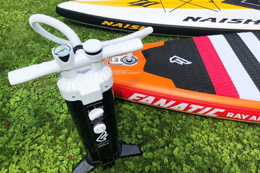 schnelle SUP Hand Pumpe zum Aufblasen von einem inflatable SUP