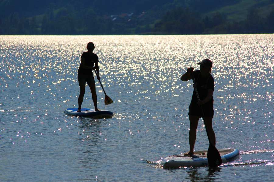 Stand Up Paddling bei Dämmerung