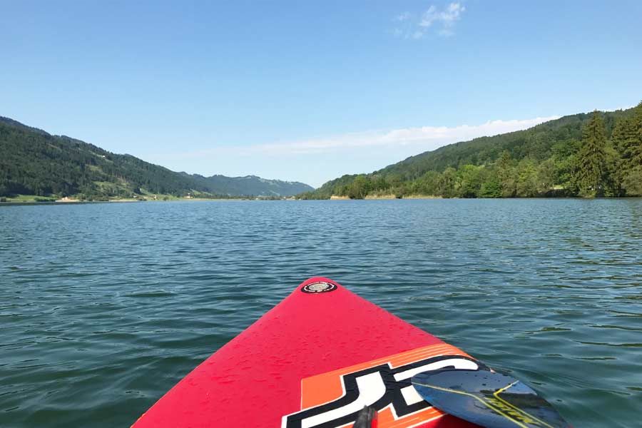 mit dem JP SportstAir und einem Naish Paddel auf dem See supen