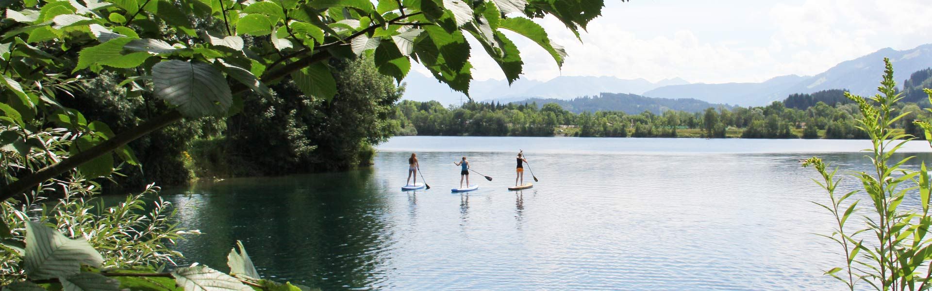 Stand Up Paddler auf einem schönen allgäuer See