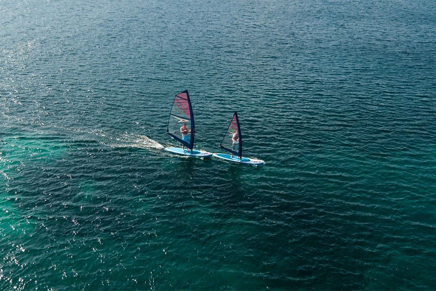 Windsurfen mit dem Fanatic Fly Air Premium und dem aufbalsbaren SUP Segel von Arrows
